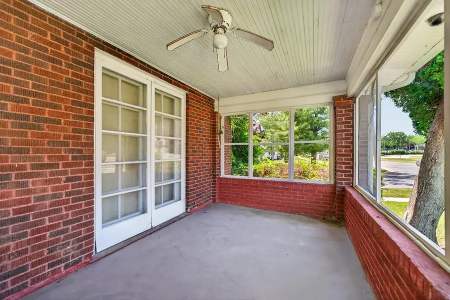 1049 W Lincoln, Freeport, IL 61032 - #2