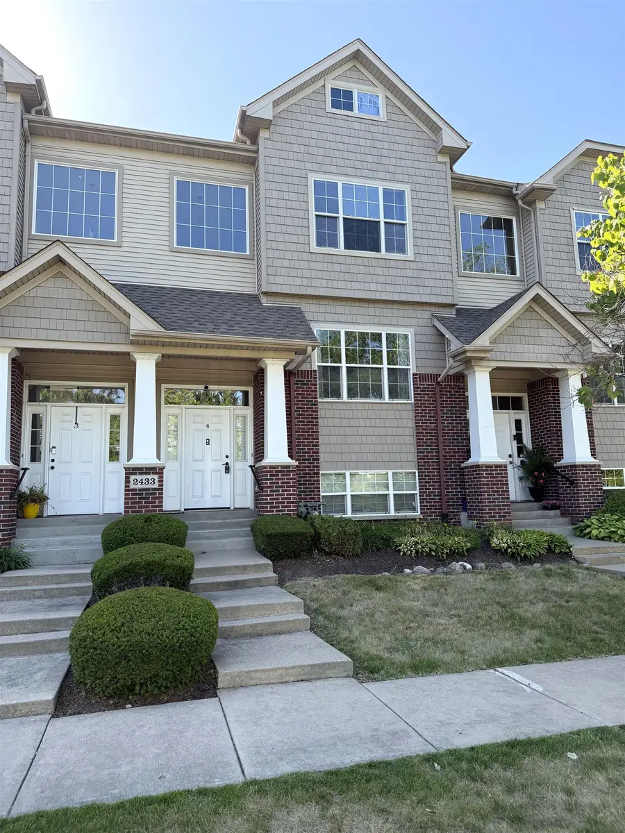 2433 RIVER OAKS #4 Lane, Rockford, IL 61102 - #2