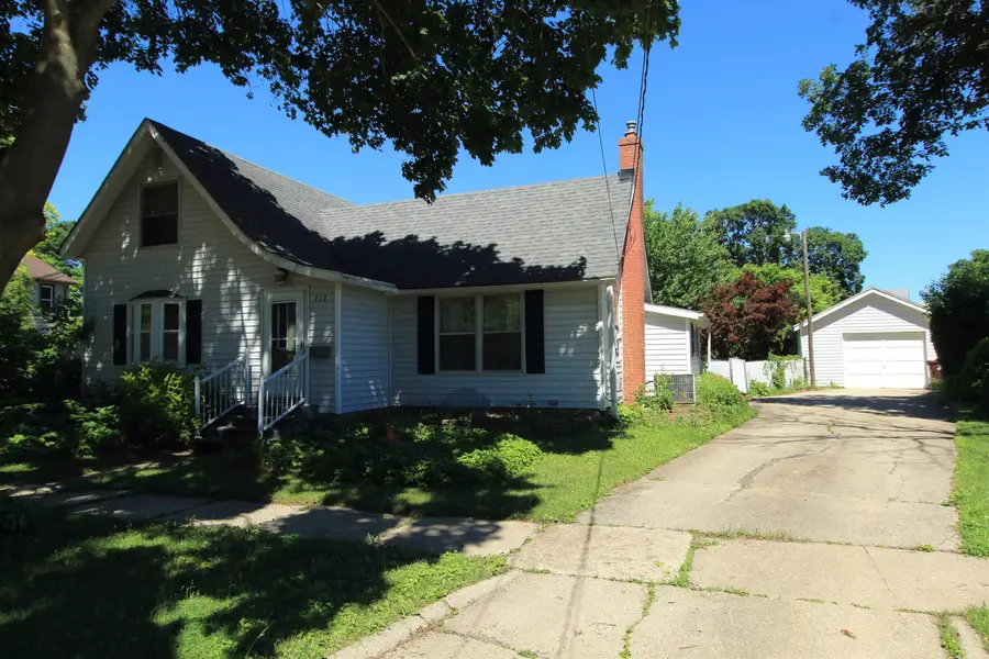712 E Hurlbut Avenue, Belvidere, IL 61008 - #2