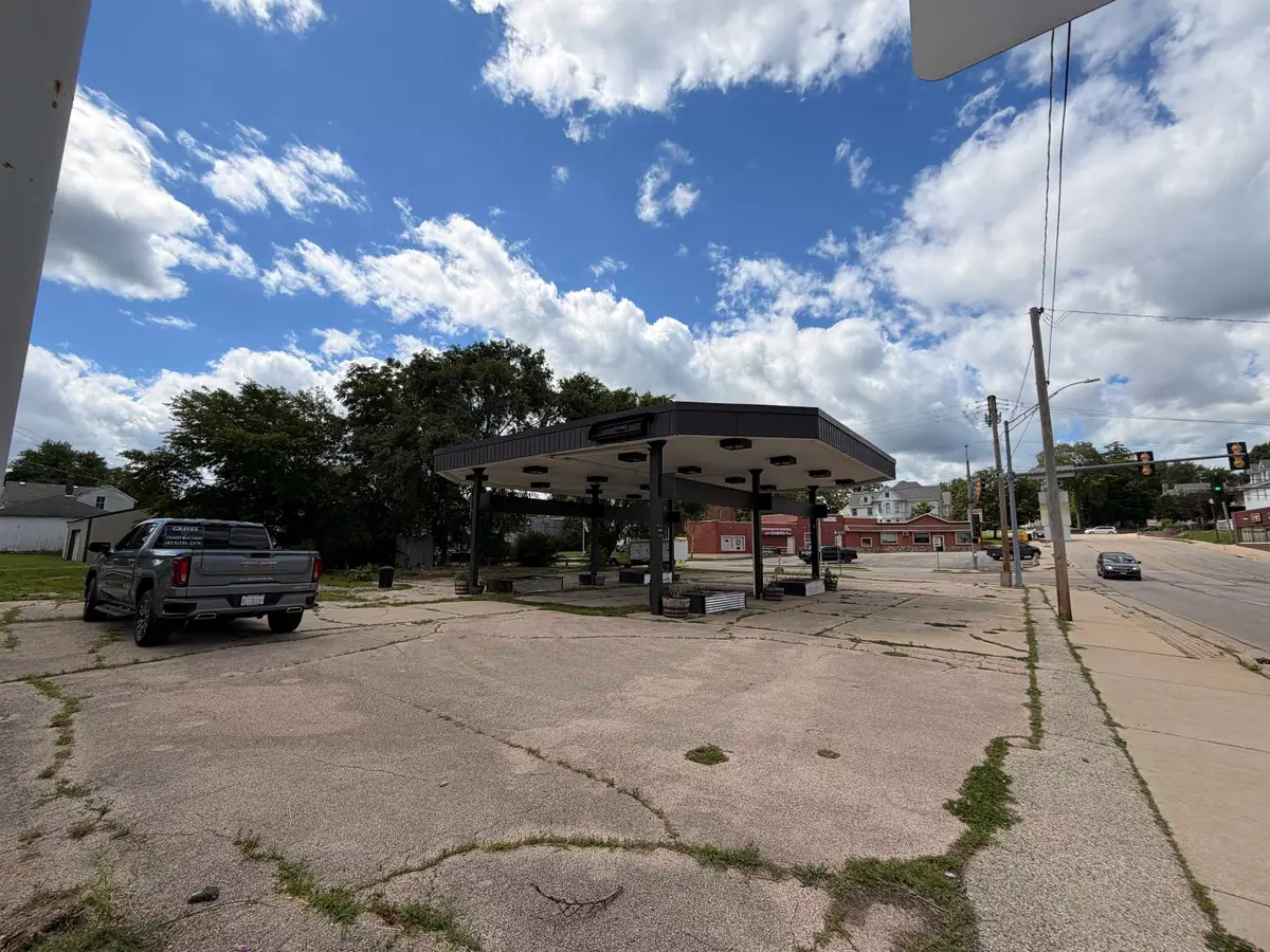 220 N Galena Avenue, Freeport, IL 61032 - #1