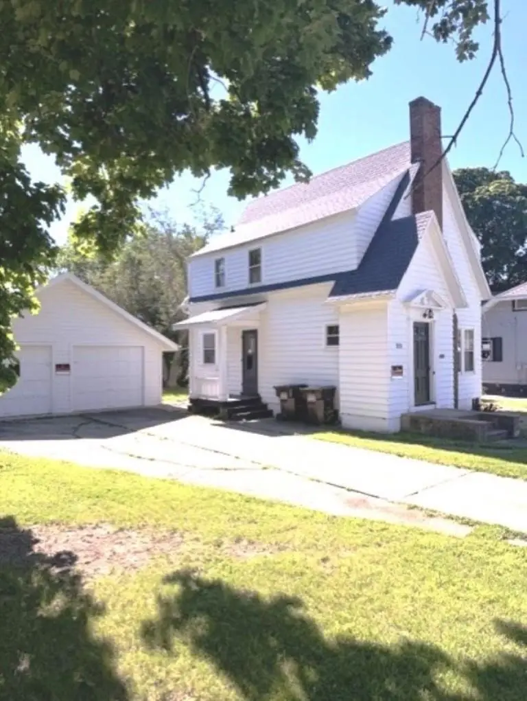 811 S Burchard Avenue, Freeport, IL 61032 - #1