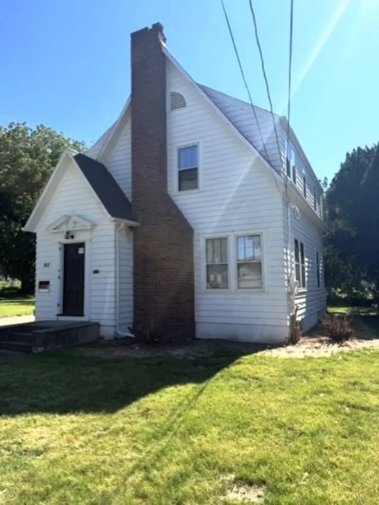 811 S Burchard Avenue, Freeport, IL 61032 - #2