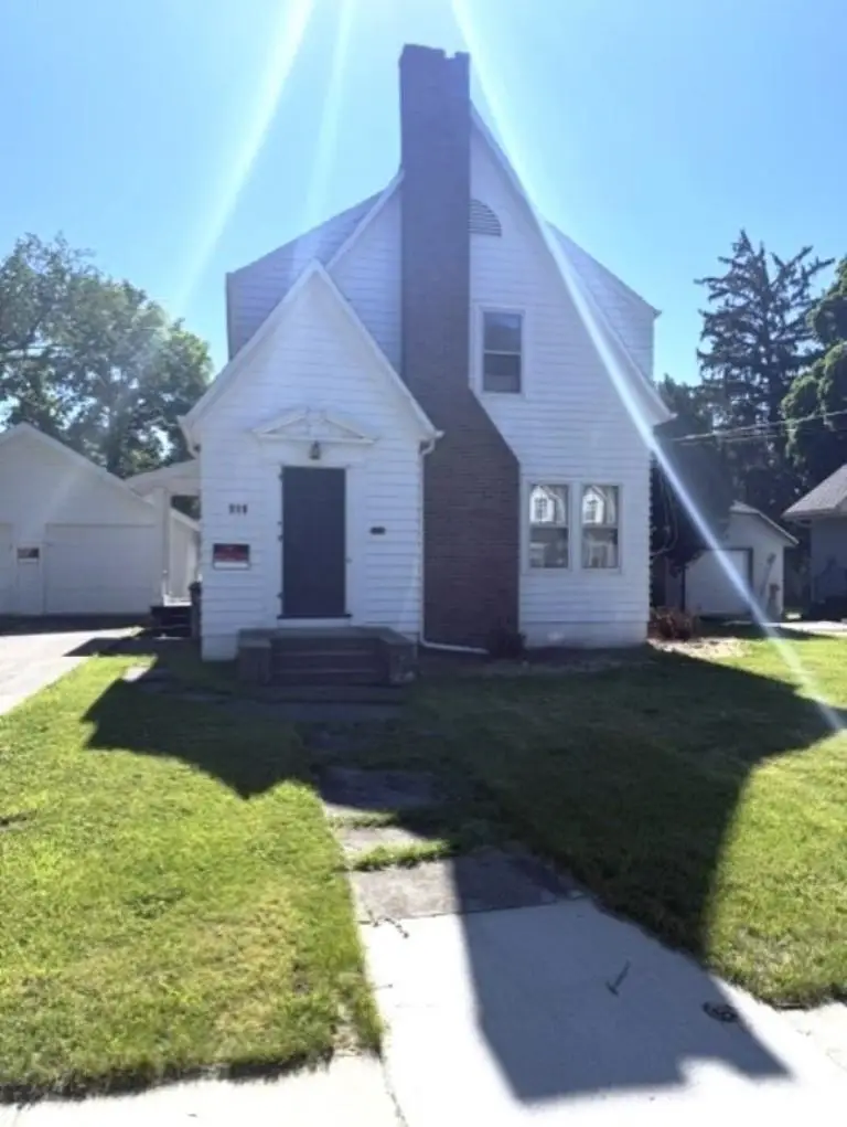 811 S Burchard Avenue, Freeport, IL 61032 - #3