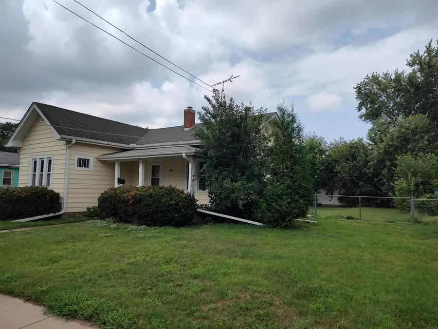 606 E Perry Street, Belvidere, IL 61008 - #3