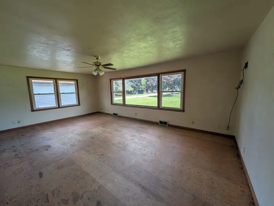 203 E 2nd Street, Genoa, IL 60135 - #2
