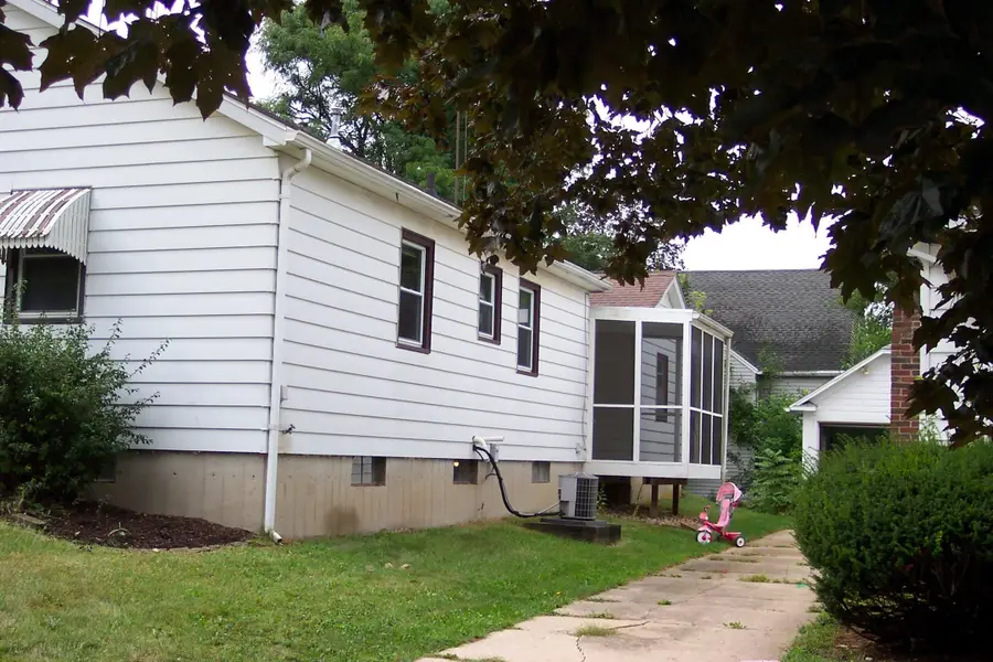 836 W Empire Street, Freeport, IL 61032 - #3