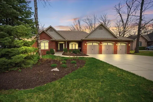 770 Quinlan Court, Crown Point, IN 46307