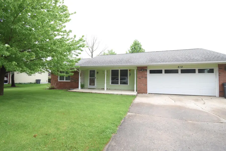 910 E Stewart Drive, Rensselaer, IN 47978 - #2