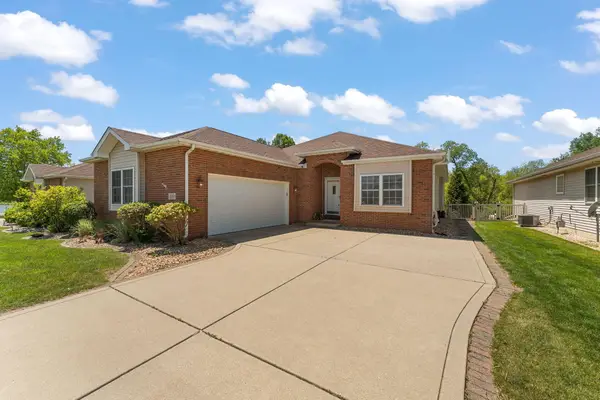 889 Clearwater Cove W, Crown Point, IN 46307