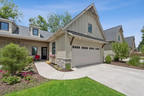 1933 W Woodglen Circle, Valparaiso, IN 46383