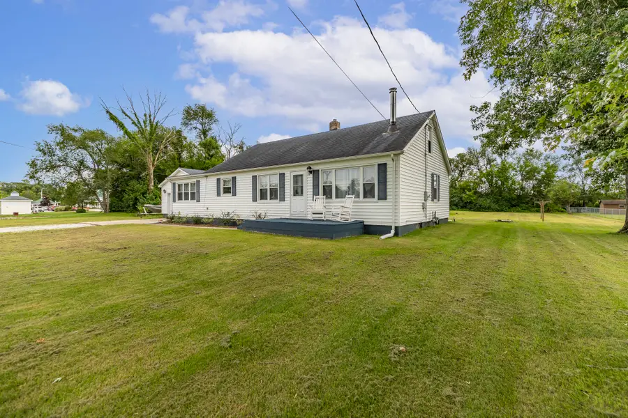 409 W Division Road, Demotte, IN 46310 - #2