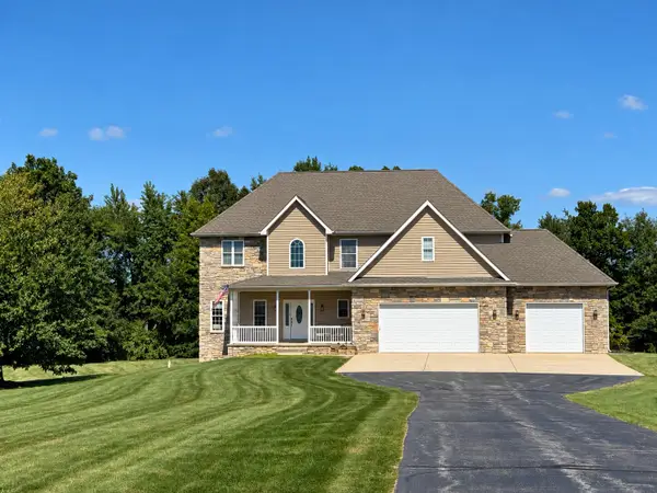 231 Stone Creek Lane, Valparaiso, IN 46383