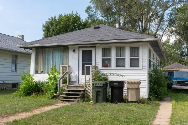 809 E Fairview Avenue, South Bend, IN 46614