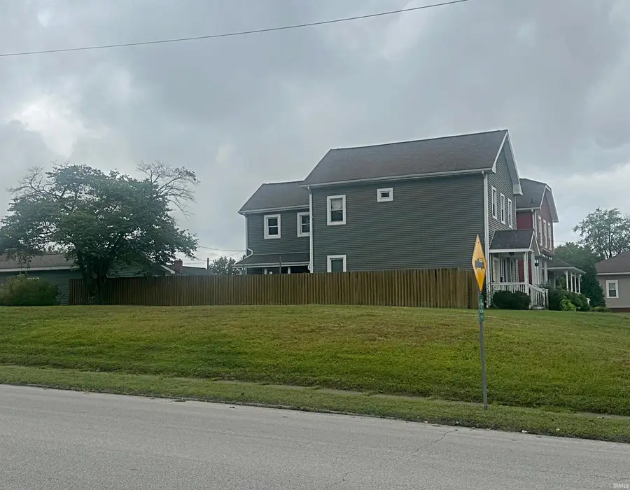 209 E Oak Street, Washington, IN 47501 - Image #3