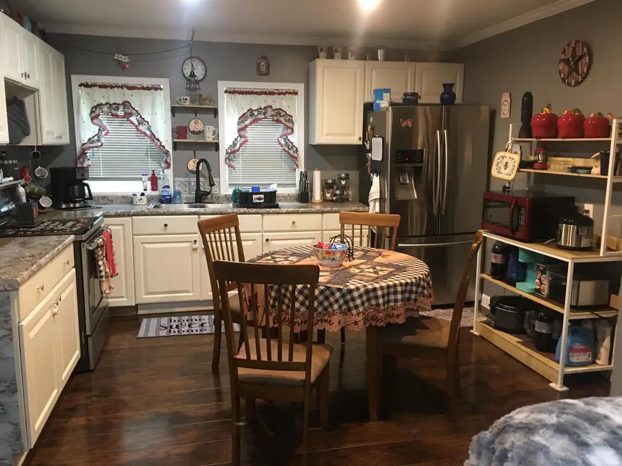 1304 E Cedar St, Petersburg, IN 47567 - Image #2