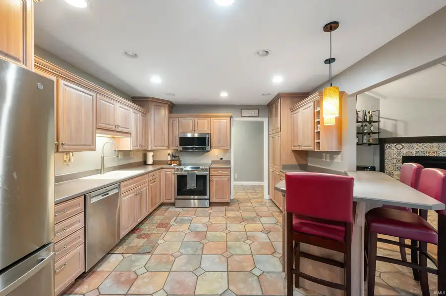 906 S Devonshire Road, Yorktown, IN 47396 - Image #2