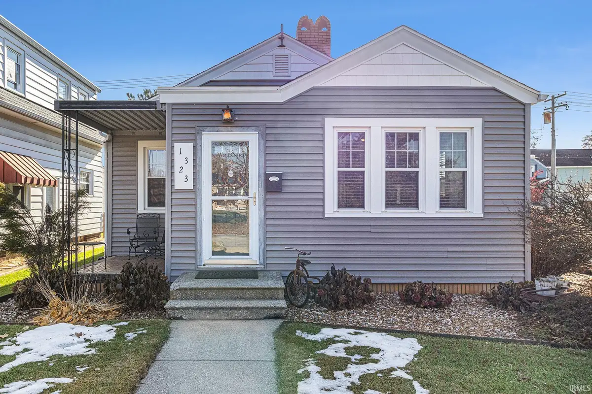 1323 E Mishawaka Avenue, Mishawaka, IN 46544 - #1