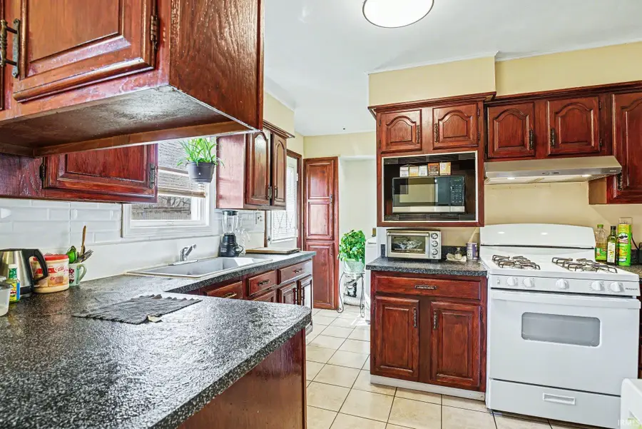 1203 W Mishawaka Road, Elkhart, IN 46517 - #3