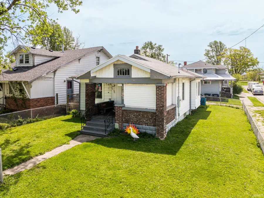 221 W Memorial Drive, Muncie, IN 47302 - #2