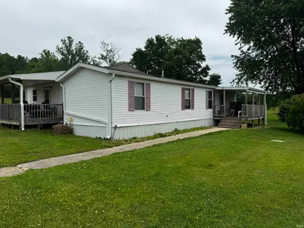 2 E Calvertville Road, Bloomfield, IN 47424