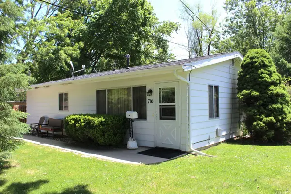 716 E Randolph St, Angola, IN 46703