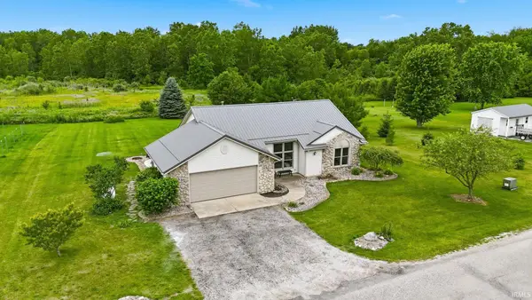 8377 N Hall Lake Rd, Kendallville, IN 46755