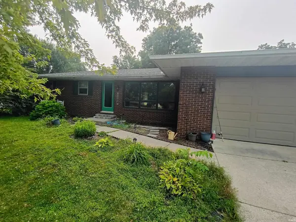 1104 N Hiawatha Drive, Syracuse, IN 46567
