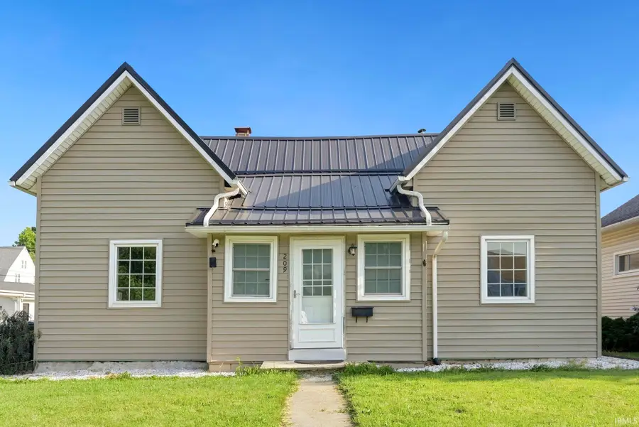 209 E Ohio Street, Bluffton, IN 46714 - #2