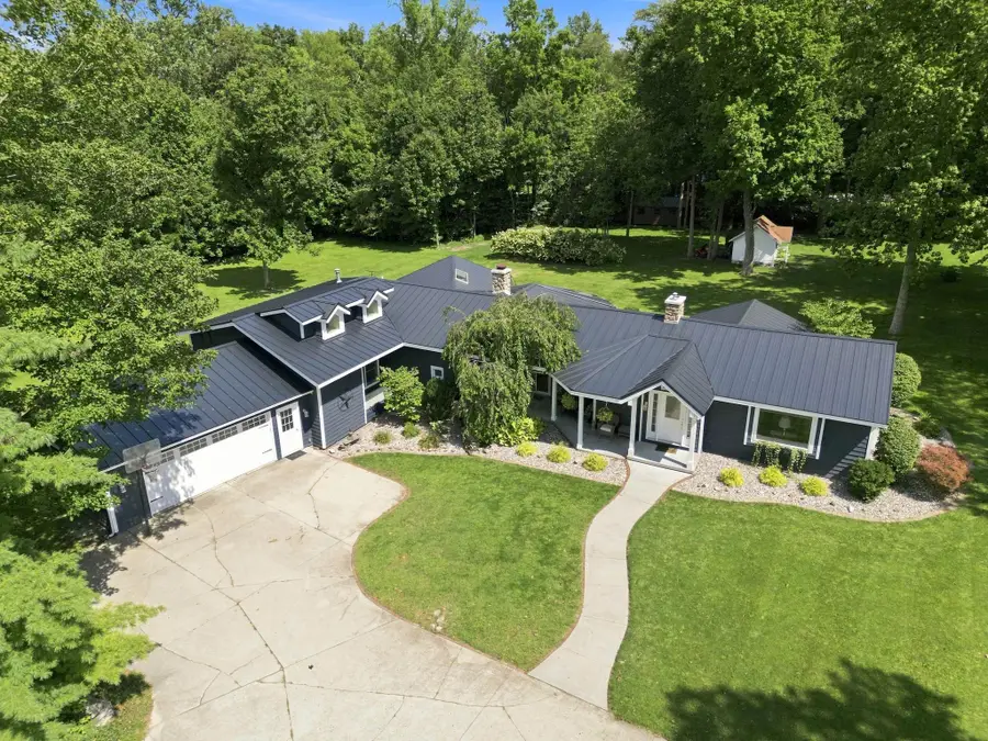458 E Woodview Drive, Nappanee, IN 46550 - #2