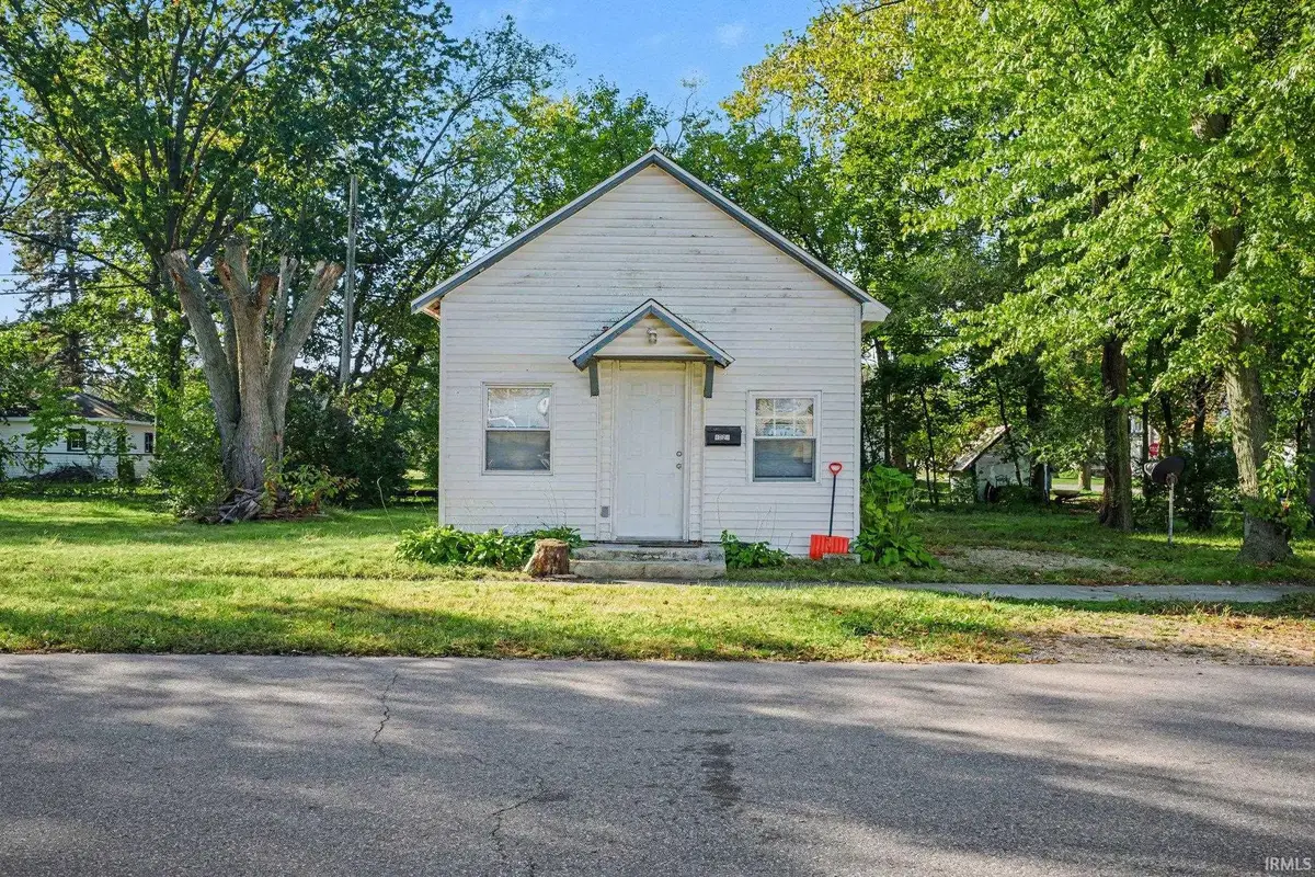 1221 W Wolf Avenue, Elkhart, IN 46516 - #1