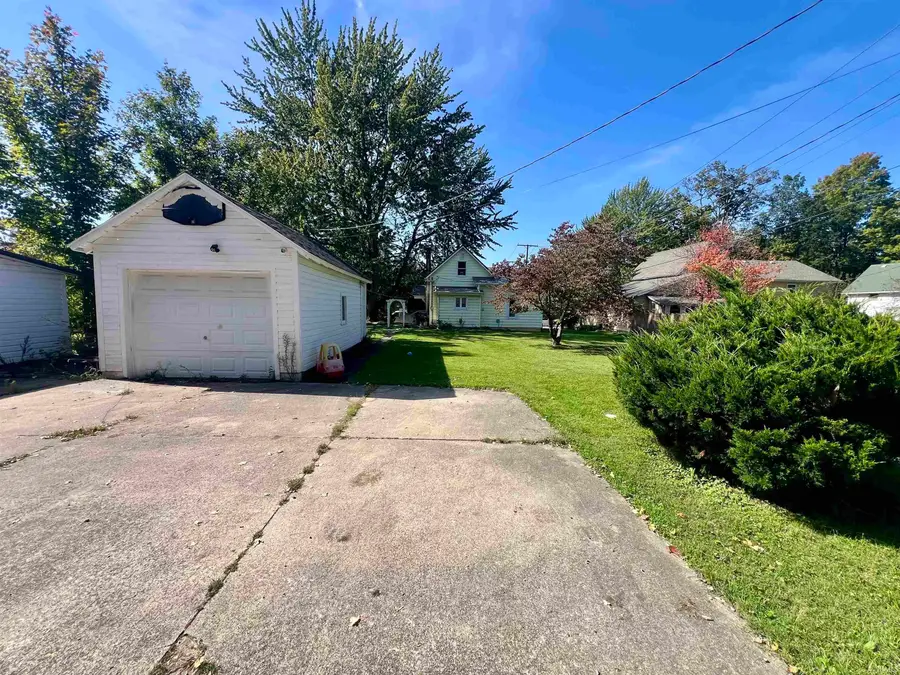 407 N Elm Street, Nappanee, IN 46550 - #3