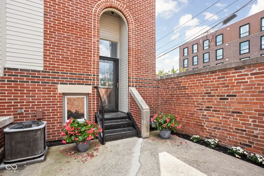 503 Lockerbie Circle N, Indianapolis, IN 46202 - Image #2