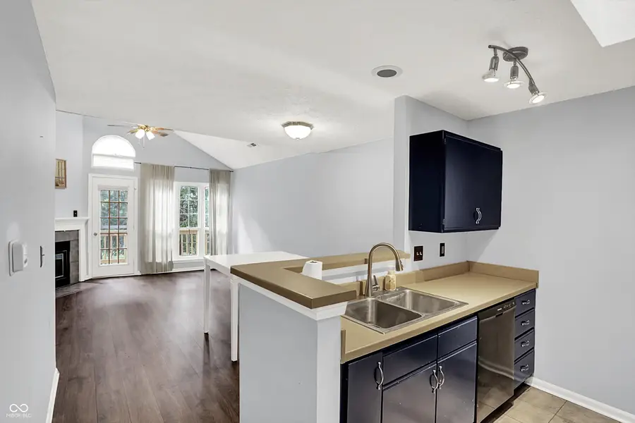 7747 Harbour Isle #8, Indianapolis, IN 46240 - Image #2