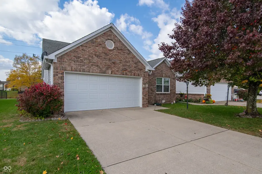 904 Village Circle Drive, Greenwood, IN 46143 - Image #2