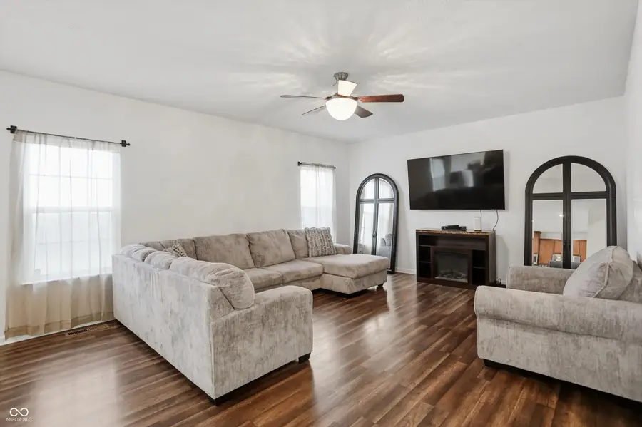 556 Dietz Drive, Greenwood, IN 46143 - Image #2