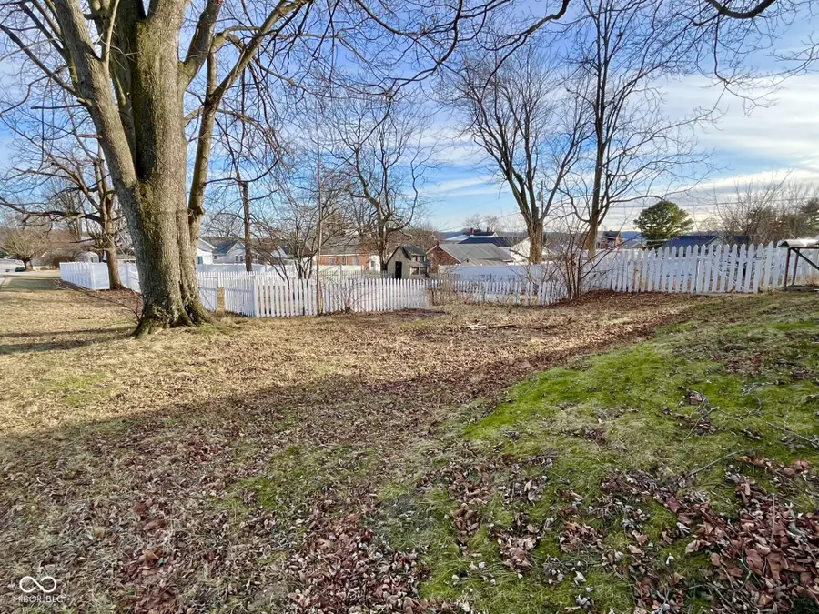 221 N Sycamore St, Brownstown, IN 47220 - Image #3