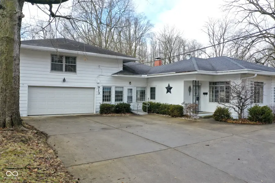 913 S Grant Avenue, Crawfordsville, IN 47933 - #2