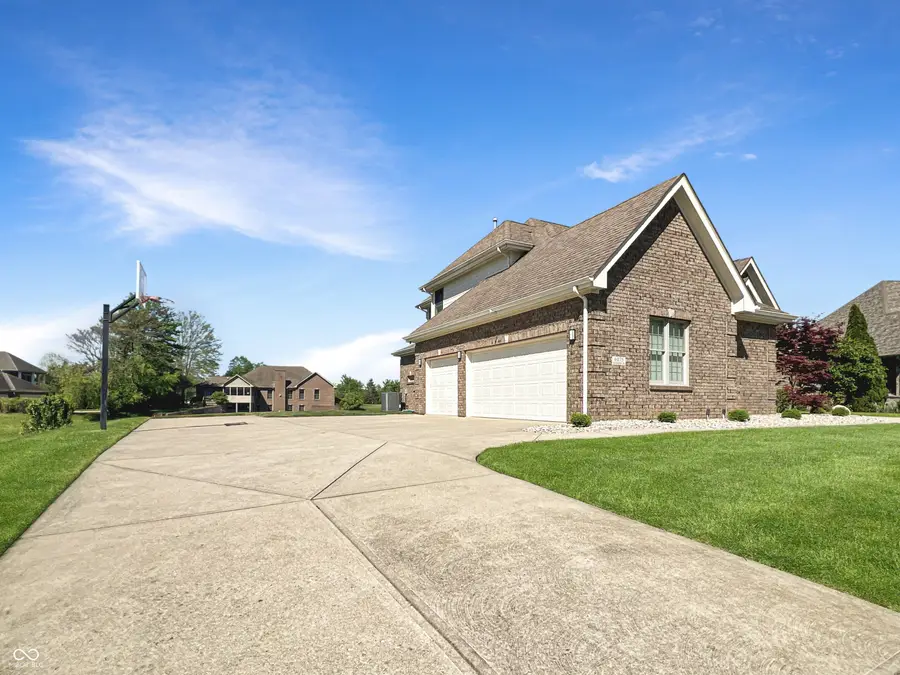6075 Waterside Drive, Columbus, IN 47201 - #2