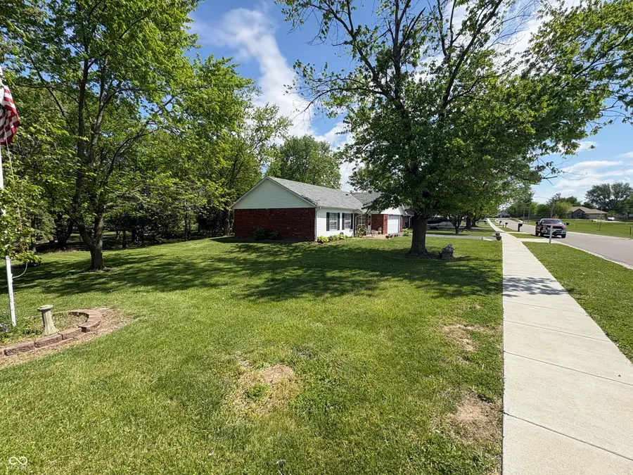 340 Briar Hill Drive, Whiteland, IN 46184 - #2