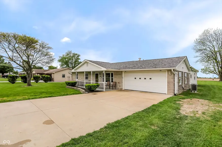 2207 S Fairview Drive, Shelbyville, IN 46176 - #2