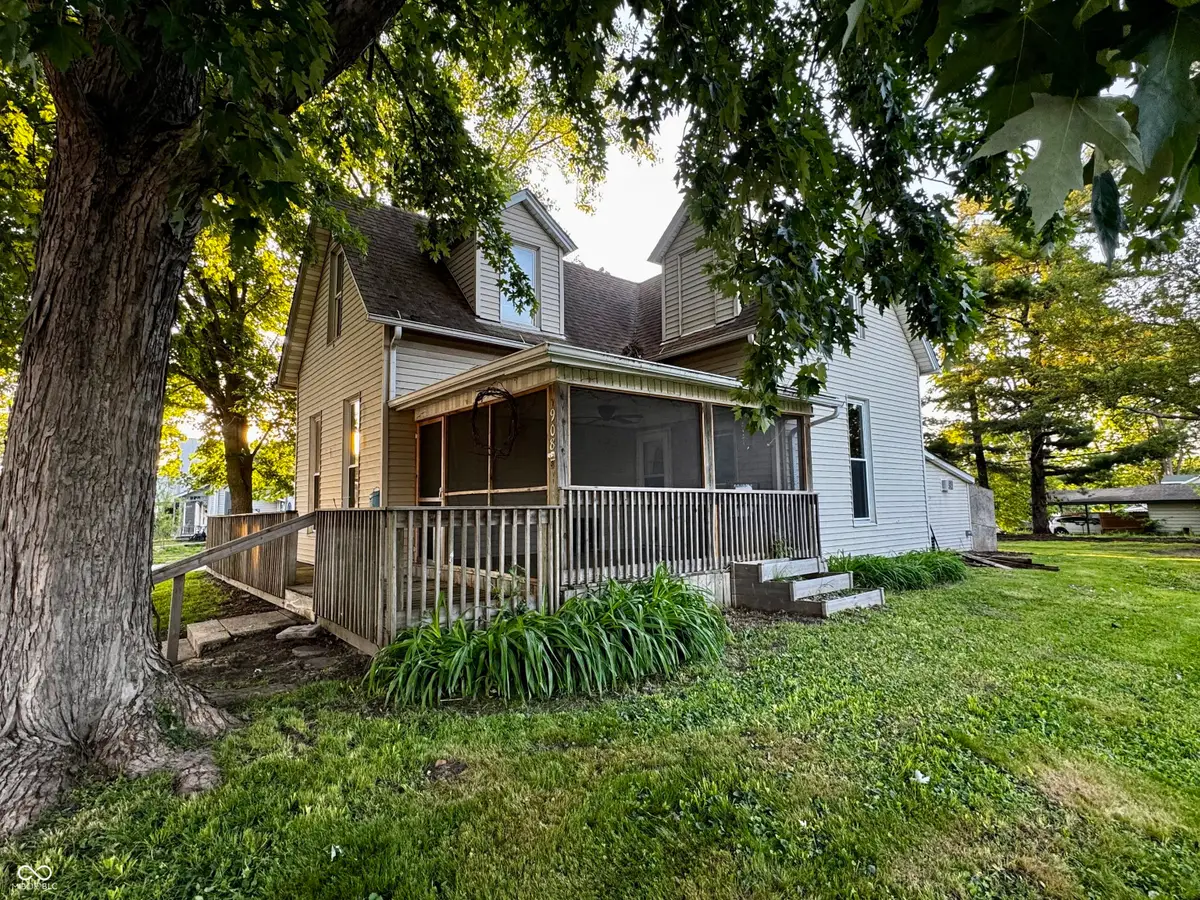 908 W Market Street, Crawfordsville, IN 47933 - #1
