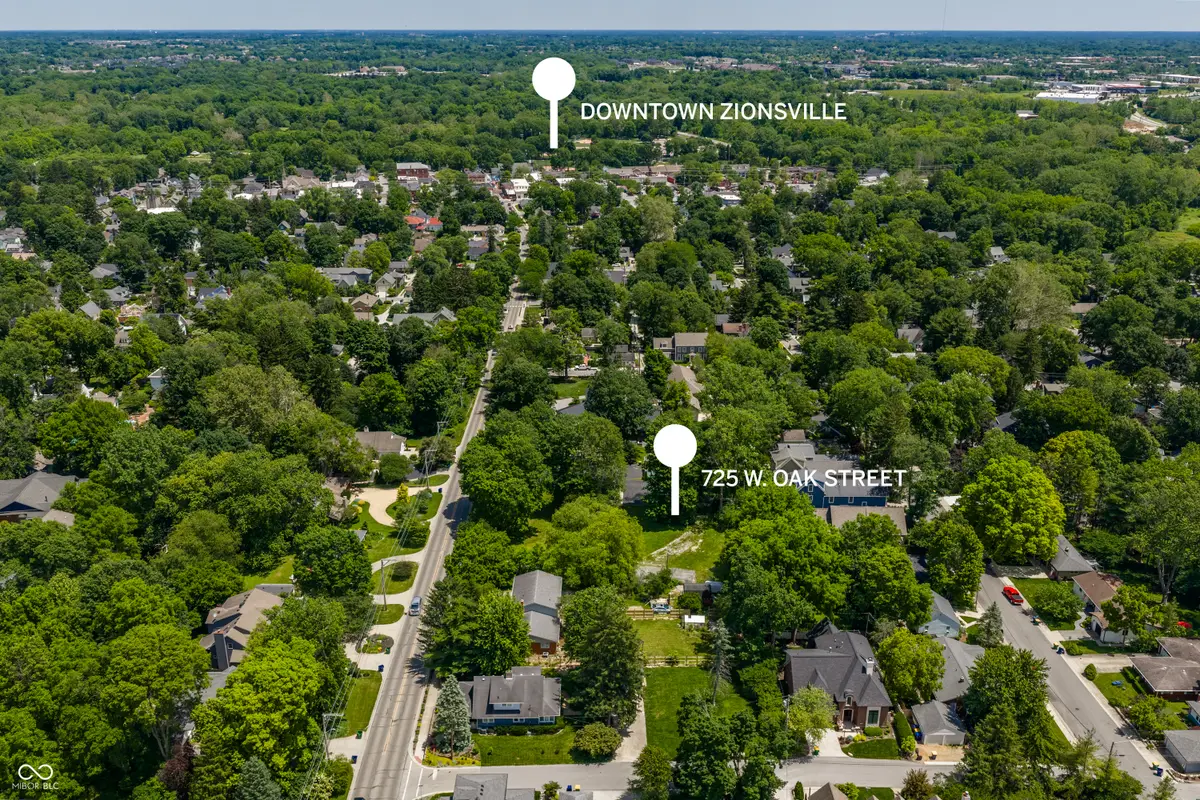725 W Oak Street, Zionsville, IN 46077 - #1