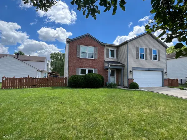825 Yellowwood Drive, Greenwood, IN 46143