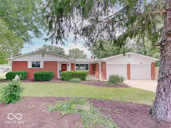 664 E Russell Lake Drive, Zionsville, IN 46077