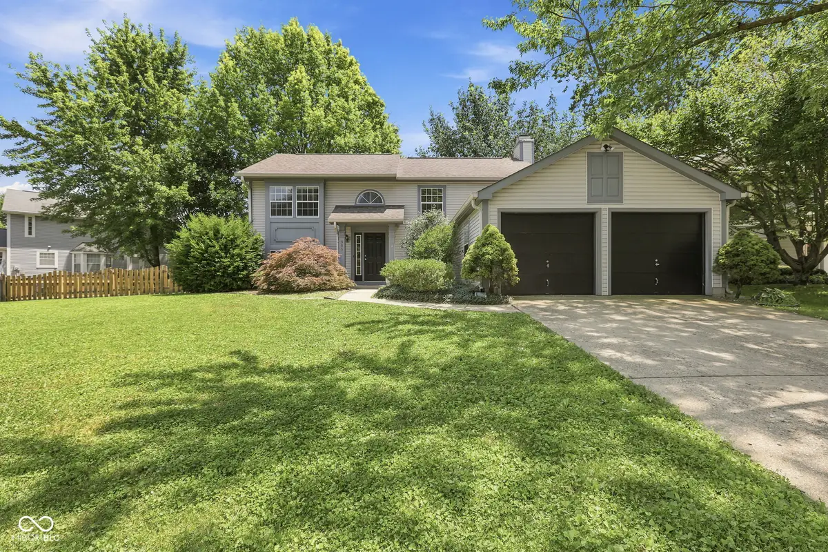 555 Hunters Trail, Greenwood, IN 46142 - #1