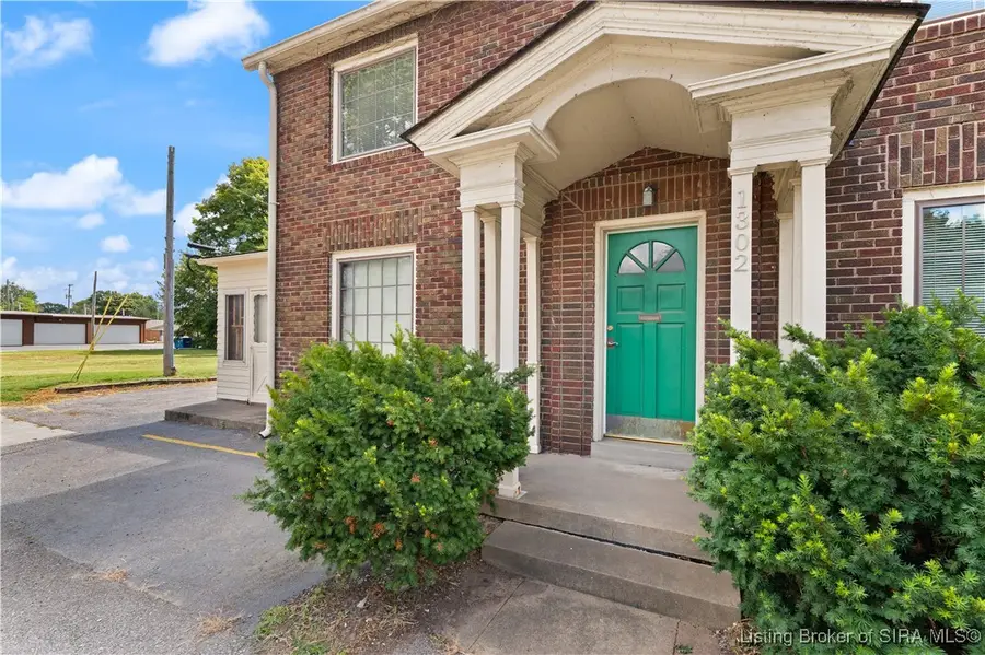 1302 E 10th Street, Jeffersonville, IN 47130 - #3