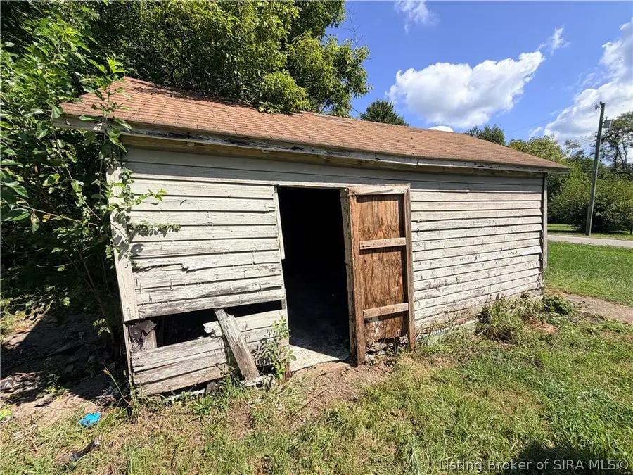 1242 Wade St, Austin, IN 47102 - #2