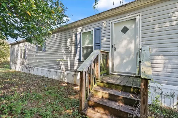 9651 S Hillview Drive, Pekin, IN 47165