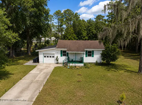423 Holiday Drive, Interlachen, FL 32148