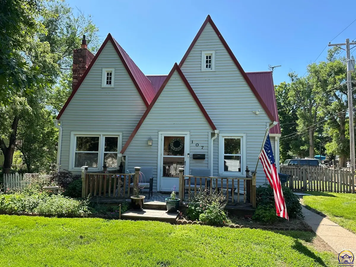 107 N Topeka Ave, Osage City, KS 66523 - #1